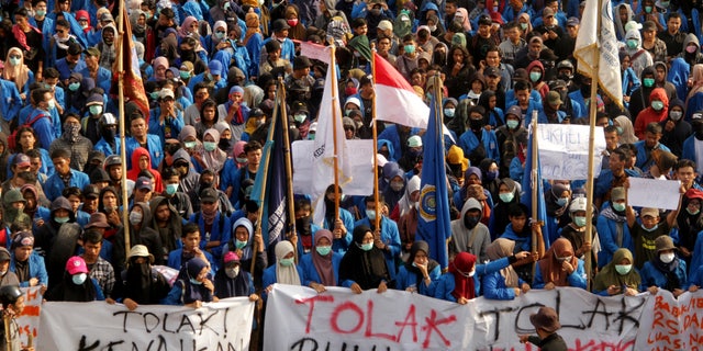 University students march to local parliament building during a protest in Makassar, South Sulawesi province, Indonesia, September 27, 2019, in this photo taken by Antara Foto. Picture taken September 27, 2019. 