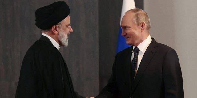 El presidente iraní Ebrahim Raisi y el presidente ruso Vladimir Putin 
