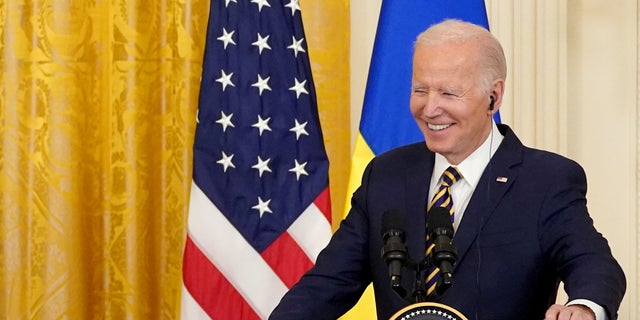 O presidente dos EUA, Joe Biden, reage durante uma coletiva de imprensa conjunta com o presidente da Ucrânia, Volodymyr Zelenskiy (não na foto), na Sala Leste da Casa Branca em Washington, EUA, em 21 de dezembro de 2022. (REUTERS/Kevin Lamarque)