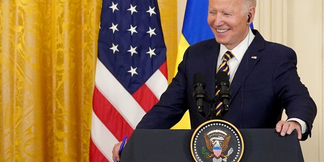 O presidente dos EUA, Joe Biden, reage durante uma coletiva de imprensa conjunta com o presidente da Ucrânia, Volodymyr Zelenskiy (não na foto), na Sala Leste da Casa Branca em Washington, EUA, em 21 de dezembro de 2022. (REUTERS/Kevin Lamarque)