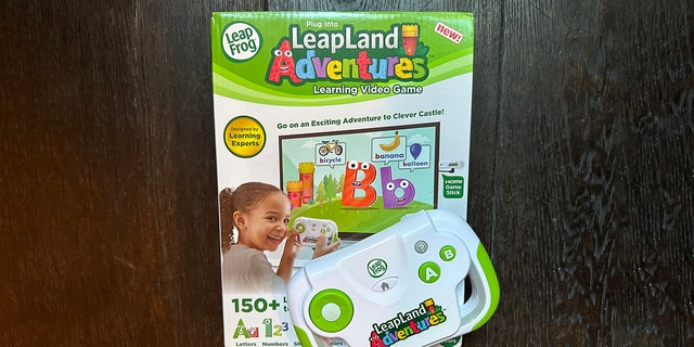 LeapLand Adventures प्रारम्भिक सिक्नेहरूको लागि एक अद्वितीय प्लग-एन्ड-प्ले टिभी भिडियो गेम साहसिक कार्य हो।