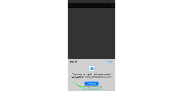 クリック後 "help a friend"Click the small blue text that says , "<strong>Use a different Apple ID</strong>"Sign in to iCloud using your Apple ID username and password. “/></source></source></source></source></picture></div>
<div class=