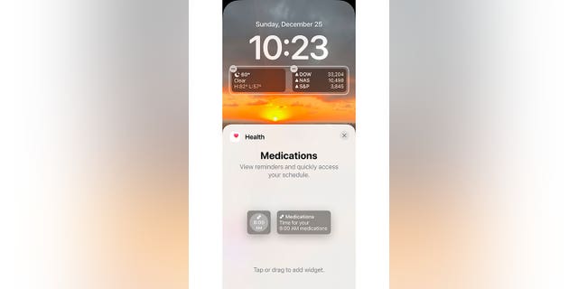 „iPhone“ užrakinimo ekrano valdiklių ekrano kopija.