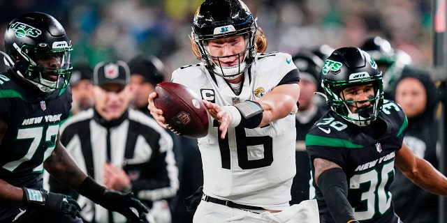 El mariscal de campo de los Jacksonville Jaguars, Trevor Lawrence, No. 16, intenta cruzar la línea de gol mientras se sale de los límites contra los New York Jets durante el segundo cuarto de un partido de fútbol americano de la NFL, el jueves 22 de diciembre de 2022, en East Rutherford. New Jersey.