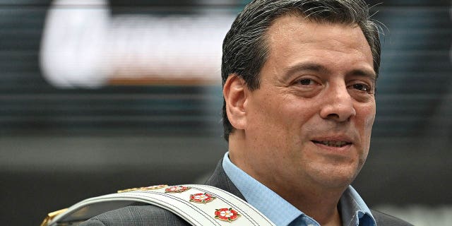 El presidente del Consejo Mundial de Boxeo, Mauricio Sulaiman, posa en un cuadrilátero de práctica antes de una sesión de entrenamiento abierta con el campeón de peso pesado del CMB, Tyson Fury, en Wembley, en el oeste de Londres, el 19 de abril de 2022. 