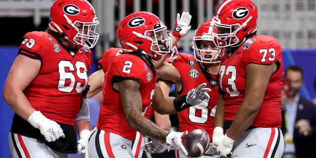 Kendall Milton #2 dari Georgia Bulldogs merayakan setelah mencetak gol pada kuarter kedua melawan Ohio State Buckeyes di Chick-fil-A Peach Bowl di Stadion Mercedes-Benz pada 31 Desember 2022 di Atlanta, Georgia. 