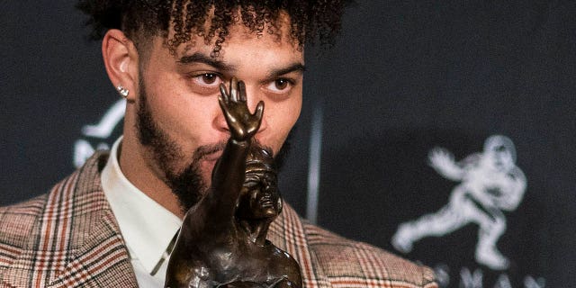 El mariscal de campo del sur de California, Caleb Williams, posa para una foto después de ganar el Trofeo Heisman, el sábado 10 de diciembre de 2022, en Nueva York.