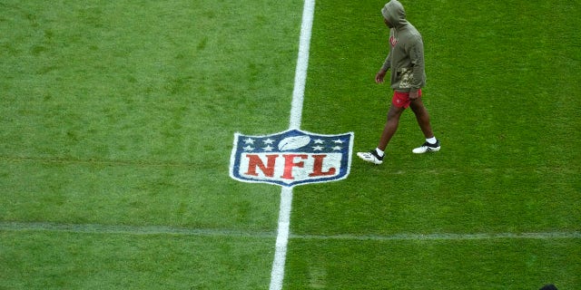 Se pueden ver huellas de neumáticos en el campo del First Energy Stadium durante el calentamiento del equipo antes del partido entre los Cleveland Browns y los Tampa Bay Buccaneers en Cleveland el 27 de noviembre de 2022. A principios de semana, un hombre condujo una camioneta alrededor del campo y arrancó el césped.