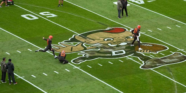 Se pueden ver huellas de neumáticos en el campo del First Energy Stadium durante el calentamiento del equipo antes del partido entre los Cleveland Browns y los Tampa Bay Buccaneers en Cleveland el 27 de noviembre de 2022. A principios de semana, un hombre condujo una camioneta alrededor del campo y arrancó el césped.