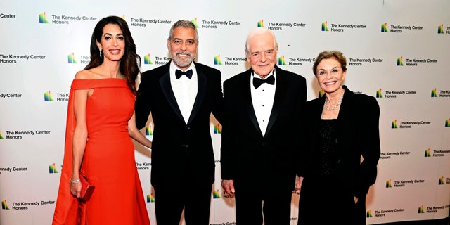 George Clooney foi acompanhado não apenas por sua esposa, mas também por seus pais, Nick Clooney e Nina Bruce Warren, no The Kennedy Center.
