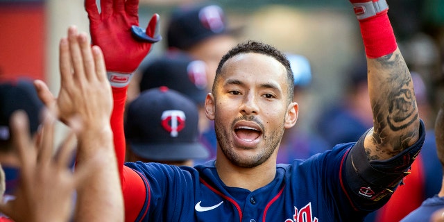 Carlos Correa de los Mellizos de Minnesota es felicitado luego de conectar un jonrón solitario contra los Angelinos de Los Ángeles en la primera entrada de un juego en Anaheim, California, el 13 de agosto de 2022. 