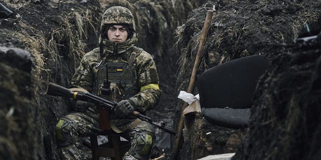 Um soldado ucraniano descansa em seu posto em Pakhmut, região de Donetsk, Ucrânia, sábado, 17 de dezembro de 2022. 