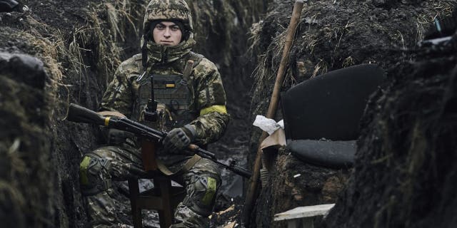 Um soldado ucraniano descansa em seu posto em Pakhmut, região de Donetsk, Ucrânia, sábado, 17 de dezembro de 2022. 