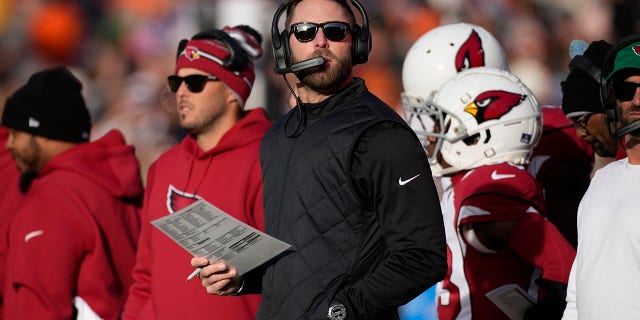 El entrenador en jefe de los Arizona Cardinals, Kliff Kingsbury, mira el marcador durante la primera mitad de un juego contra los Denver Broncos el 18 de diciembre de 2022 en Denver, Colorado.