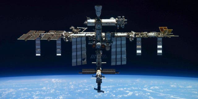 Una vista de la Estación Espacial Internacional tomada el 30 de marzo de 2022 por la tripulación de la nave espacial rusa Soyuz MS-19 después de desacoplarse de la estación.