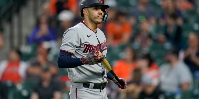 Carlos Correa, de los Mellizos de Minnesota, se dirige al banquillo después de golpear al lanzador abridor de los Orioles de Baltimore, Tyler Wells, en la cuarta entrada de un juego el 2 de mayo de 2022 en Baltimore.