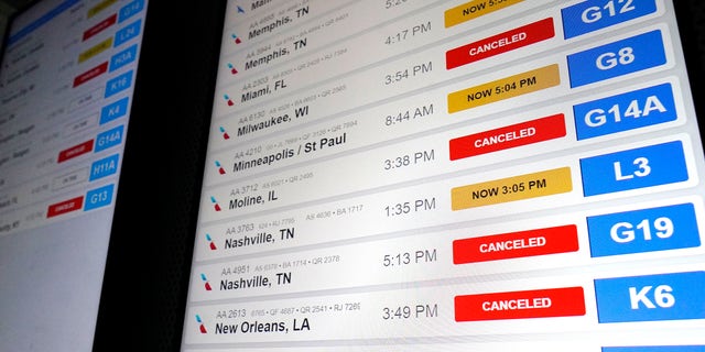 Die Fluginformationsbildschirme von American Airlines zeigen Fluginformationen, einschließlich annullierter und verspäteter Flüge, am O'Hare International Airport in Chicago, Donnerstag, 22. Dezember 2022.