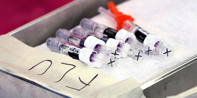 Szczepionki przeciw grypie są umieszczane w Community Resource Center of LA Care i Blue Shield of California Promise Health Plans w piątek, 28 października 2022 r., w Lynwood w Kalifornii. 