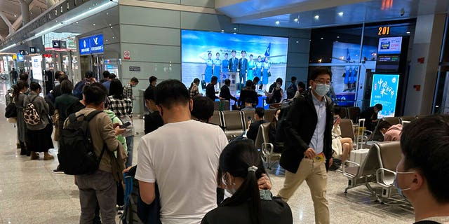 Penumpang bersiap untuk naik pesawat di bandara di provinsi Jiangxi China utara-tengah.