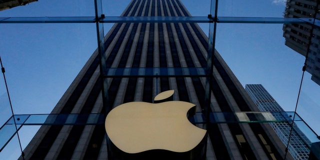 FOTO DE ARCHIVO: El logotipo de Apple se ve durante la vista previa de la tienda Apple Fifth Avenue rediseñada y reinventada en Nueva York, EE. UU., 19 de septiembre de 2019. 