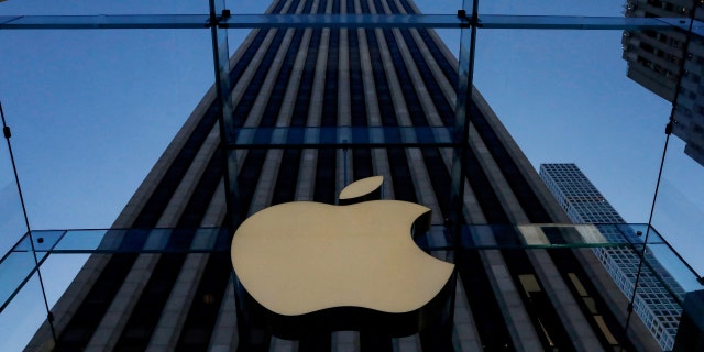 FOTO DE ARCHIVO: El logotipo de Apple se ve durante la vista previa de la tienda Apple Fifth Avenue rediseñada y reinventada en Nueva York, EE. UU., 19 de septiembre de 2019.