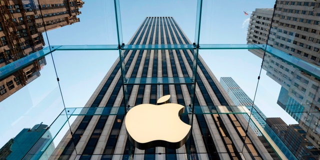 La Apple Store recientemente renovada en la Quinta Avenida se muestra el 19 de septiembre de 2019 en la ciudad de Nueva York. 