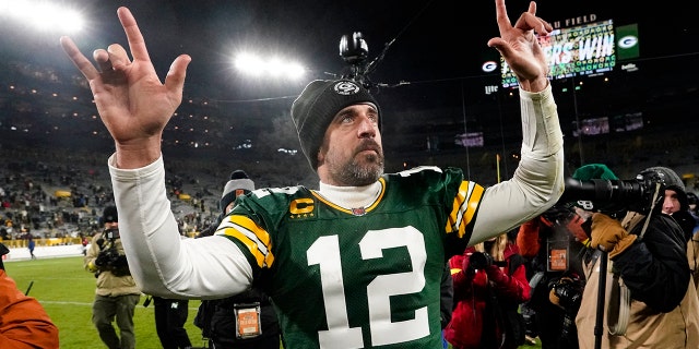 El mariscal de campo de los Packers, Aaron Rodgers, saluda a los fanáticos después del juego de Los Angeles Rams en Green Bay, Wisconsin, el 19 de diciembre de 2022.