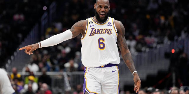 LeBron James maç sırasında gol attıktan sonra tepki veriyor