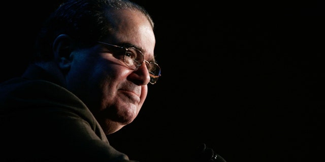 Eski Yargıç Yardımcısı Antonin Scalia'nın portresi