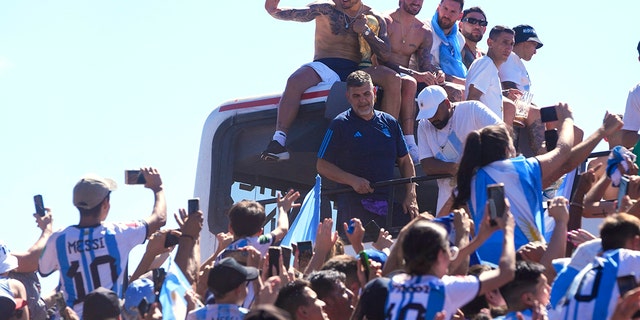El argentino Emiliano Martínez trolea salvajemente a Kylian Mbappé durante el desfile de la Copa del Mundo