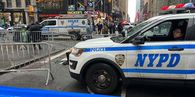 Man stabbed in broad daylight in Times Square on NYE next to police car.