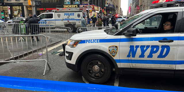 Man stabbed in broad daylight in Times Square on NYE next to police car.