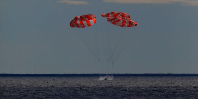 Nesta imagem fornecida pela NASA, a espaçonave Orion para a missão Artemis 1 decola no Oceano Pacífico após uma missão de 25,5 dias à Lua, domingo, 11 de dezembro de 2022.