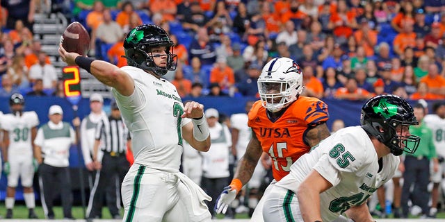 Austin Aune (2) of the North Texas Mean Green throws a touchdown pass in the second half at the Alamodome Oct.  22, 2022, at San Antonio.