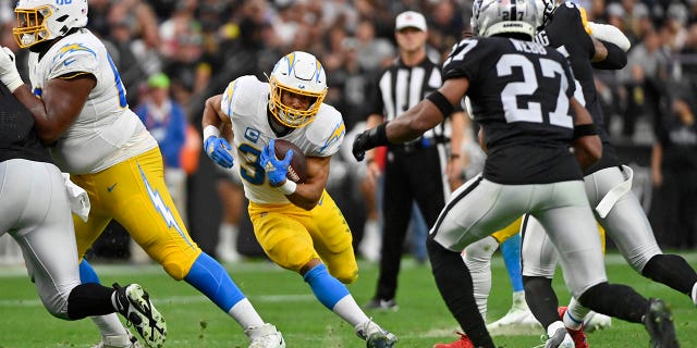 Austin Ekeler dirige el balón