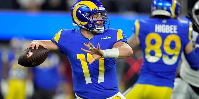 Los Angeles Rams quarterback Baker Mayfield gooit een pass tijdens de eerste helft van een NFL-voetbalwedstrijd tegen de Las Vegas Raiders, donderdag 8 december 2022, in Inglewood, Californië.