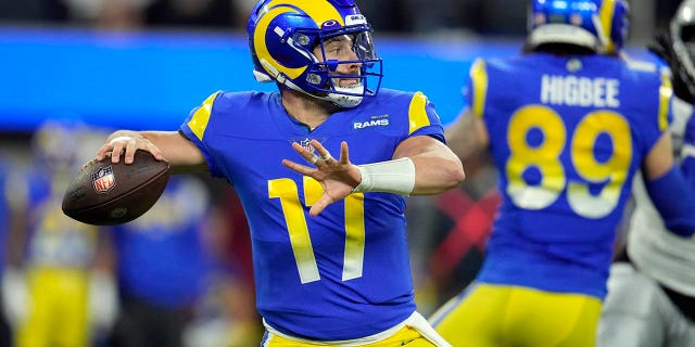 Los Angeles Rams quarterback Baker Mayfield gooit een pass tijdens de eerste helft van een NFL-voetbalwedstrijd tegen de Las Vegas Raiders, donderdag 8 december 2022, in Inglewood, Californië.