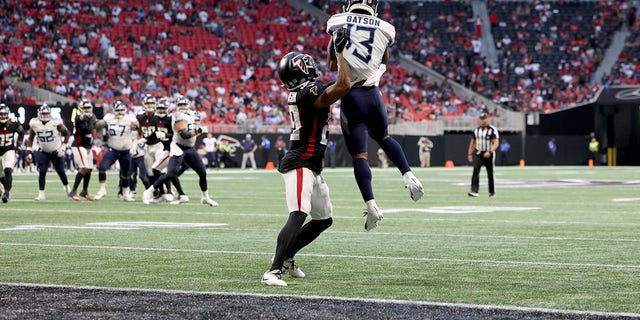 13 de agosto de 2021;  Atlanta, Georgia, Estados Unidos;  El receptor abierto de los Tennessee Titans, Cameron Batson (13), conduce un touchdown contra el esquinero de los Atlanta Falcons, Chris Williamson (29), durante el segundo cuarto en el Mercedes-Benz Stadium. 