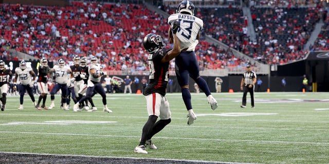 13 de agosto de 2021;  Atlanta, Georgia, Estados Unidos;  El receptor abierto de los Tennessee Titans, Cameron Batson (13), conduce un touchdown contra el esquinero de los Atlanta Falcons, Chris Williamson (29), durante el segundo cuarto en el Mercedes-Benz Stadium. 