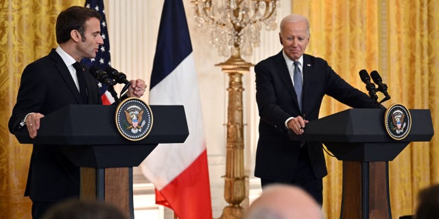 Americký prezident Joe Biden a francúzsky prezident Emmanuel Macron usporiadajú spoločnú tlačovú konferenciu vo východnej miestnosti Bieleho domu vo Washingtone, D.C., 1. decembra 2022. (Foto: Jim Watson/AFP) (Foto: Jim Watson/AFP cez Getty Snímky) 