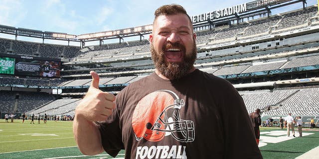 O ator Brad William Henke assiste ao jogo do Cleveland Browns contra o New York Jets no MetLife Stadium em 13 de setembro de 2015.