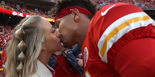Patrick Mahomes, de Kansas City, beija a esposa Brittany antes do jogo contra o Los Angeles Chargers no Arrowhead Stadium em 15 de setembro de 2022 em Kansas City.