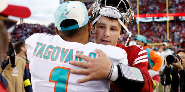 Le quart-arrière des Dolphins de Miami Tua Tagovailoa, n ° 1, embrasse le quart-arrière des 49ers de San Francisco Brock Purdy après un match de football de la NFL à Santa Clara, en Californie, le dimanche 4 décembre 2022. 