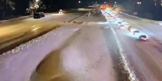 Los autos se mueven lentamente el domingo por la noche a lo largo de la carretera interestatal 80 en el norte de California.