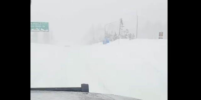 Se observan condiciones de apagón el domingo 11 de diciembre a lo largo de la carretera interestatal 80 en el norte de California.