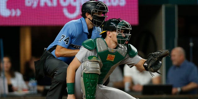 Sean Murphy de los Atléticos de Oakland se prepara para un lanzamiento contra los Rangers de Texas en el Globe Life Field el 13 de julio de 2022 en Arlington, Texas.