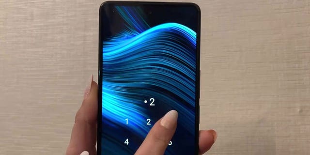 Imagem de um tutorial sobre como alterar a tela de bloqueio em um dispositivo Android.