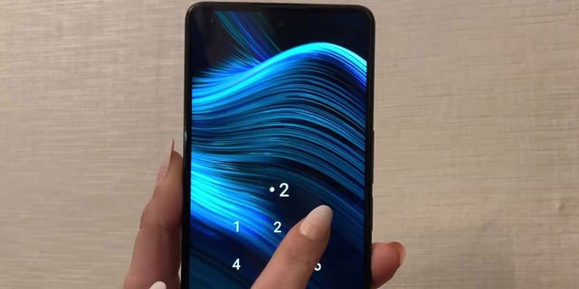 Immagine di un tutorial su come modificare la schermata di blocco su un dispositivo Android.