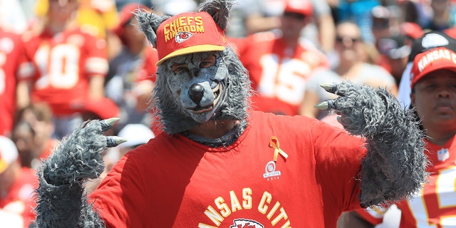 Un aficionado de los Kansas City Chiefs vestido como KC Wolf asiste al partido entre los Jacksonville Jaguars y los Kansas City Chiefs en el TIAA Bank Field el 8 de septiembre de 2019 en Jacksonville, Florida.