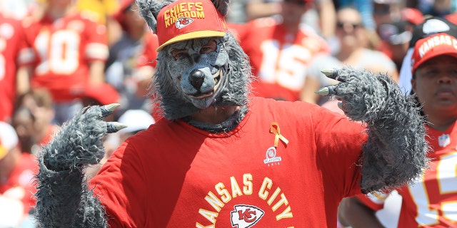 Un aficionado de los Kansas City Chiefs vestido como KC Wolf asiste al partido entre los Jacksonville Jaguars y los Kansas City Chiefs en el TIAA Bank Field el 8 de septiembre de 2019 en Jacksonville, Florida.